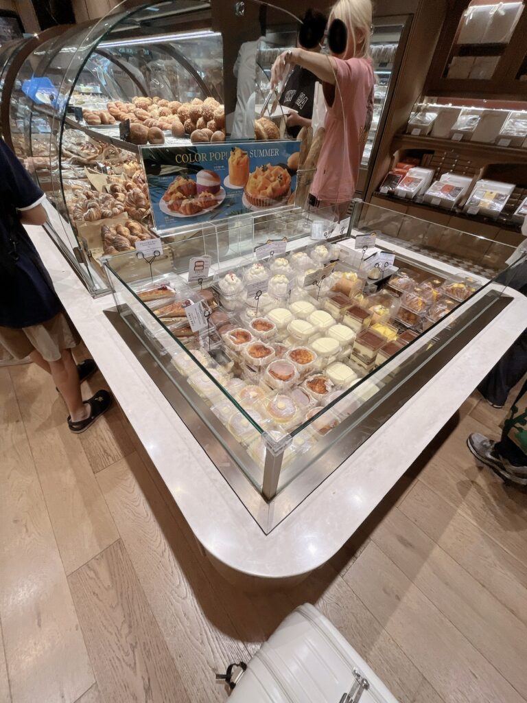 ソウル駅グルメPARIS CROISSANT」 たくさんの人が美味しそうなパンやスイーツを選んでいました