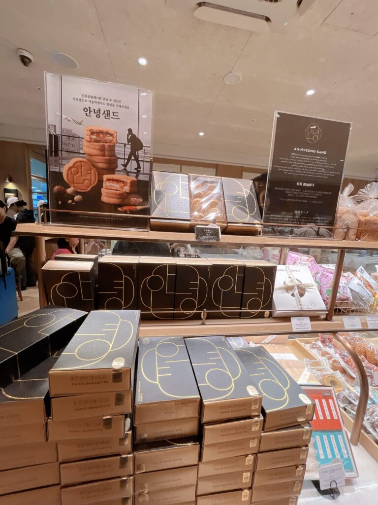 ソウル駅グルメ美味しそうなパンやスイーツが並ぶ「PARIS CROISSANT」人気の限定バターサンド「アンニョンサンド」が購入できます