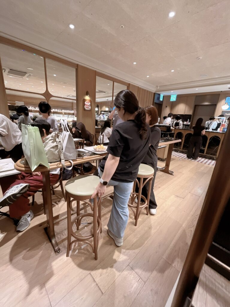 ソウル駅グルメ美味しそうなパンやスイーツが並ぶ「PARIS CROISSANT」店内でイートインも可能ですが、この日は混み合ってました