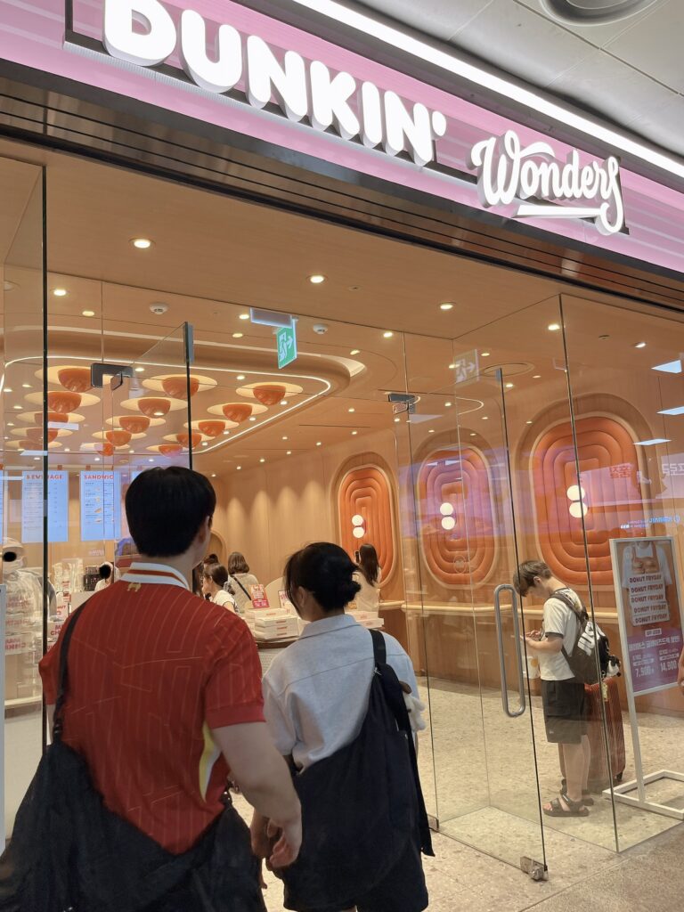 ソウル駅グルメソウル駅の「ダンキンドーナツ Wonders」は、 プレミアムコンセプトショップです