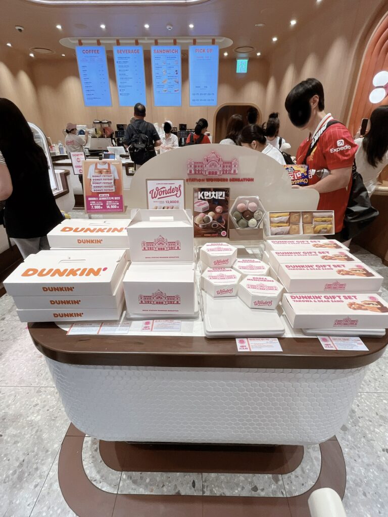 ソウル駅グルメソウル駅の「ダンキンドーナツ Wonders」は、 プレミアムな新コンセプトショップですソウル駅店限定の「マンチキンセット」は、
7色のカラフルな一口サイズドーナツが入ってます