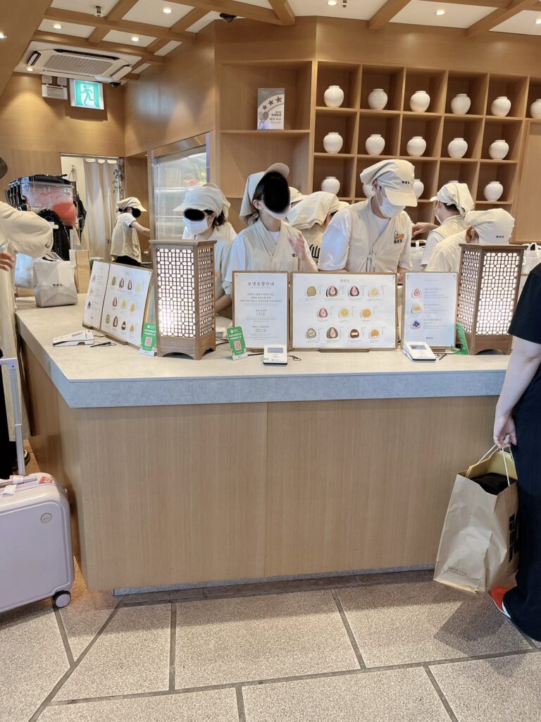 ソウル駅グルメジューシーなイチゴやキウイなどが美しい伝統和紙で
一つひとつ丁寧に包まれています