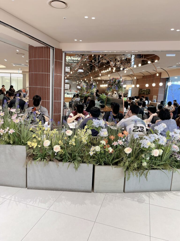 ソウル駅グルメDORÉ DORÉ(도레도레)
カラフルで華やかな人気ケーキカフェ