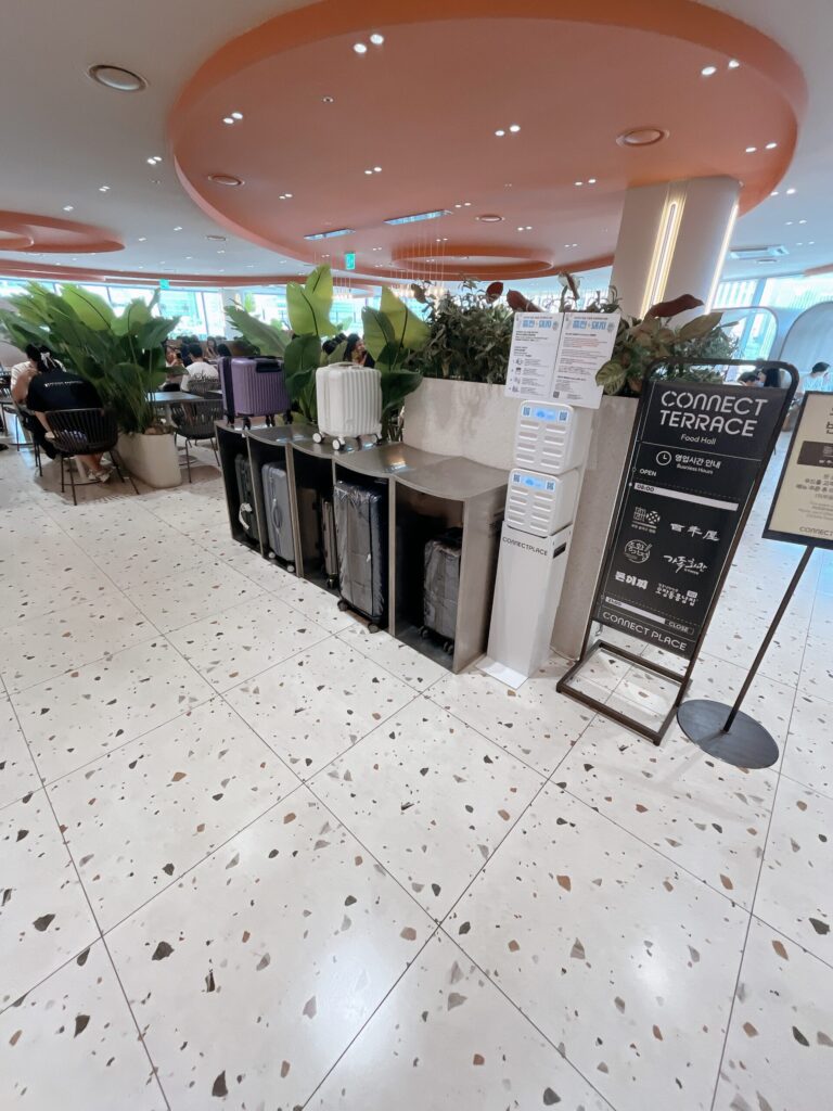 ソウル駅グルメフードコートエリア
大きなスーツケース置き場や充電スポットもあります