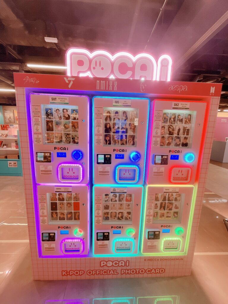 現代シティアウトレット東大門店人気グループのトレカが手に入るPOCA-i