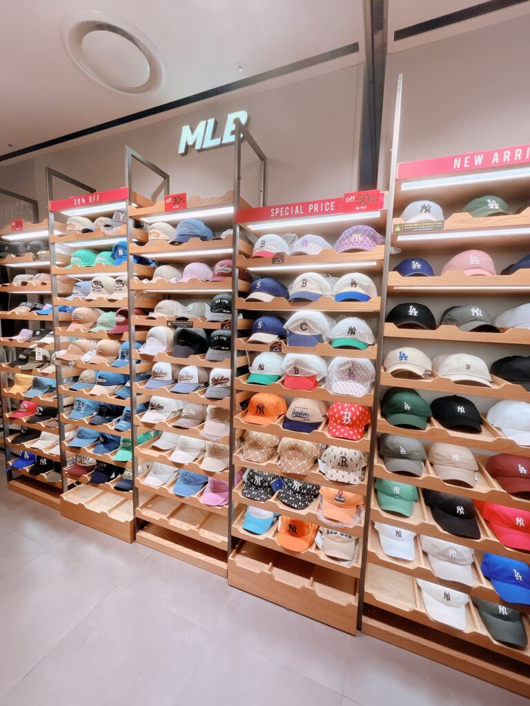 現代シティアウトレット東大門店MLBキャップの種類も色々ありました