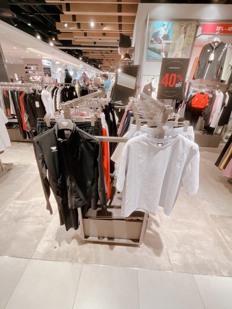 現代シティアウトレット東大門店ナイキ定価から30〜60%OFFの商品が並ぶNikeショップ