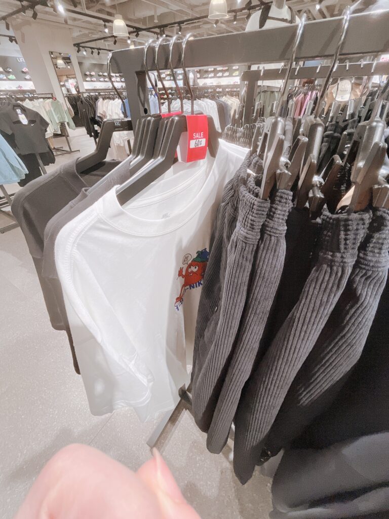 現代シティアウトレット東大門店ナイキスポーツウェアはもちろん普段使いにもできる可愛いTシャツもありました