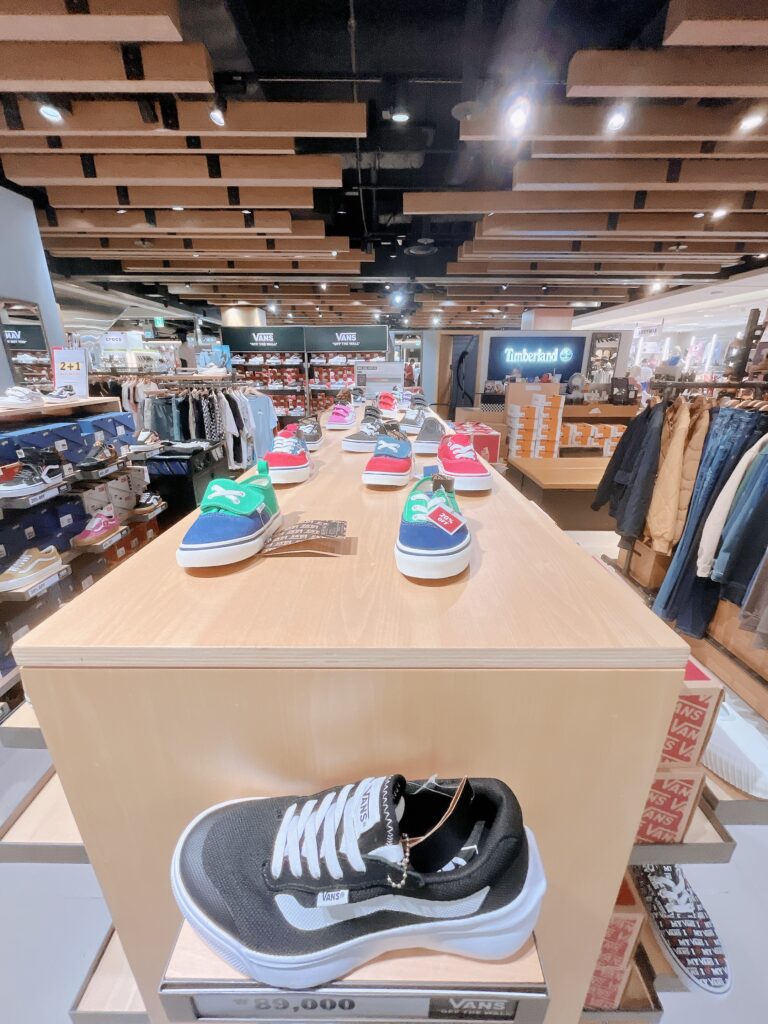 現代シティアウトレット東大門店Vans定番キャンバススニーカーをお得にGET