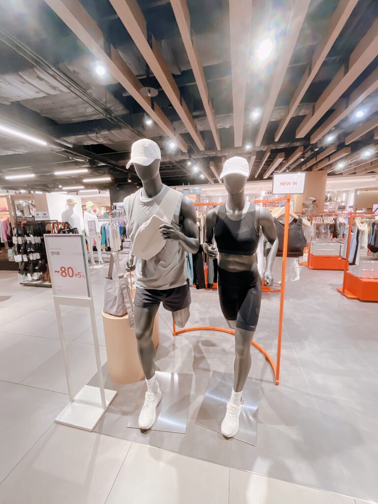 現代シティアウトレット東大門店最大80%OFFなどの魅力的プライスが並ぶandar