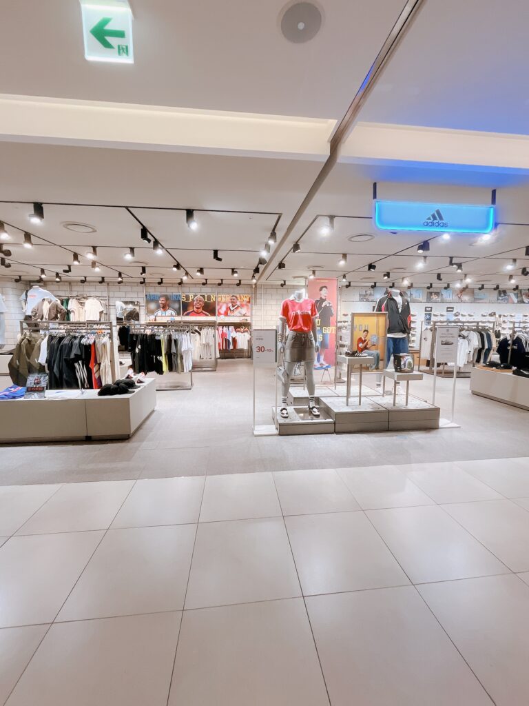 現代シティアウトレット東大門店adidasスポーツウェアから日常着まで揃う明るく広い店内