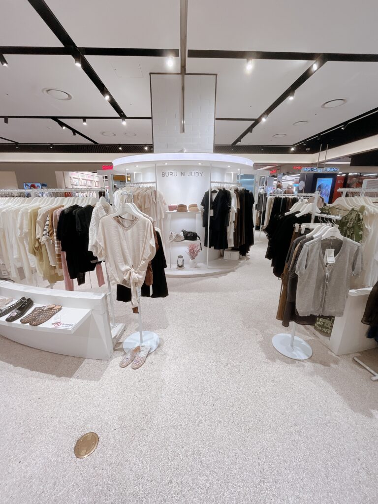 現代シティアウトレット東大門店BURU N JUDYフェミニンで洗練された韓国ローカルブランド