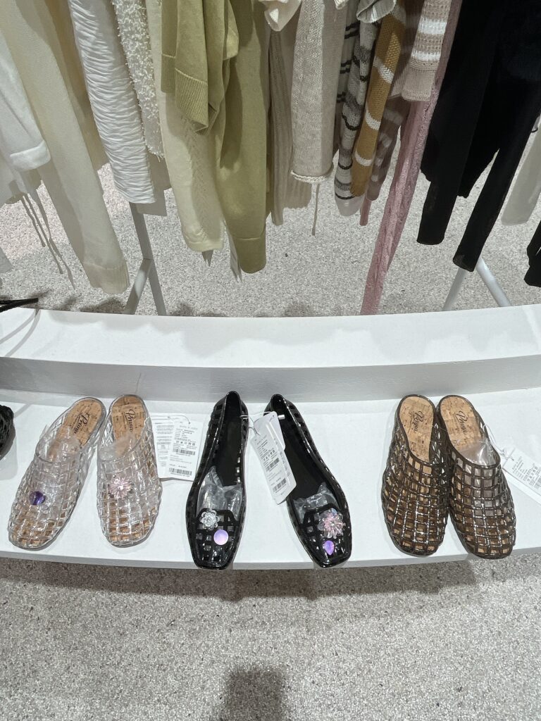 現代シティアウトレット東大門店BURU N JUDYトレンドのスカートやジュエリーシューズも素敵でした