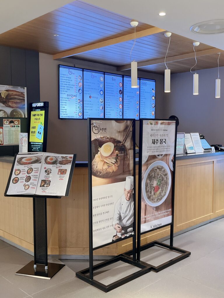 現代シティアウトレット東大門店中央レジで注文しやすい大型フードコート