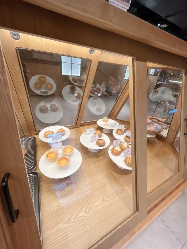 現代シティアウトレット東大門店上品なスコーンやエッグタルトのスイーツが並んでいます