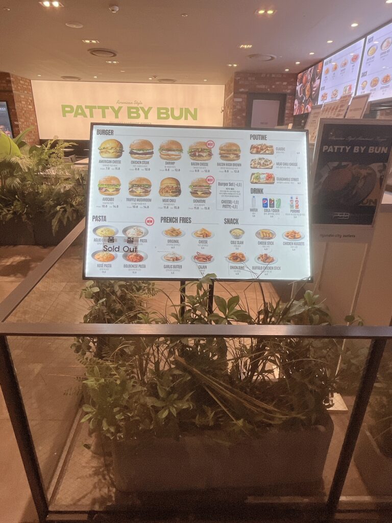 現代シティアウトレット東大門店バンズがフワフワで肉汁たっぷりの本格派グルメバーガー店です
