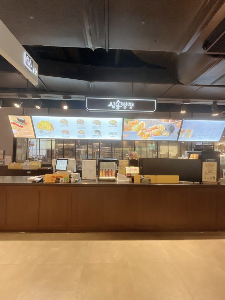 現代シティアウトレット東大門店コーンパンが人気のサムソンベーカリー
