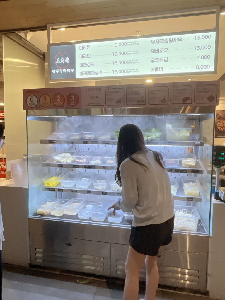 現代シティアウトレット東大門店自分で具材を選んで重さを測るセルフ式麻辣燙専門店です