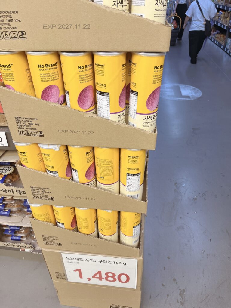 韓国 No brandおすすめ商品入り口付近にある「자색고구마칩（ジャセクコグマチップ）」です