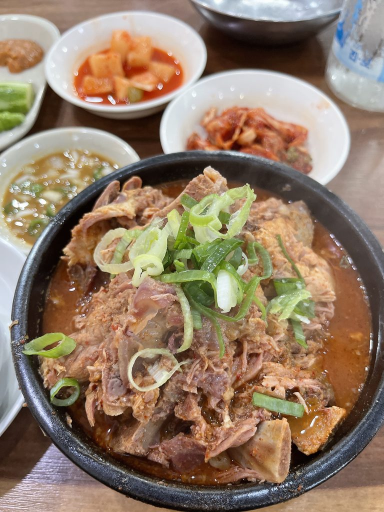 ソムンナン聖水カムジャタン土鍋からはみ出さんばかりにお肉がゴロゴロと盛られていました