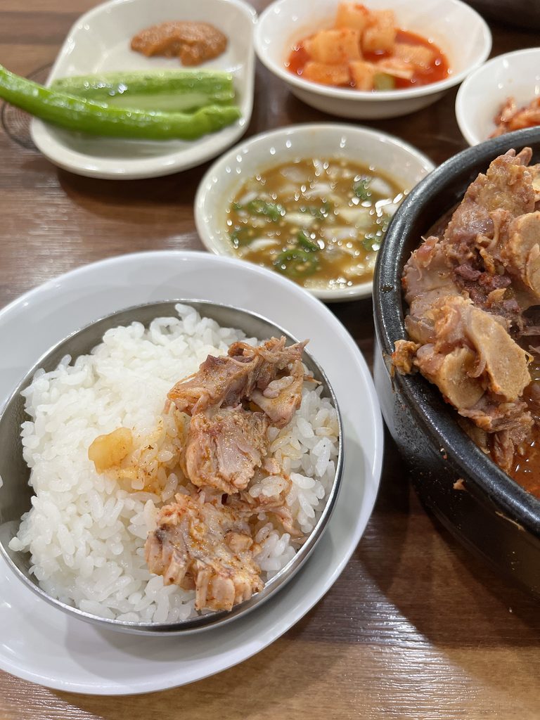 ソムンナン聖水カムジャタンご飯と一緒に食べるとさらに味わいがマイルドになります