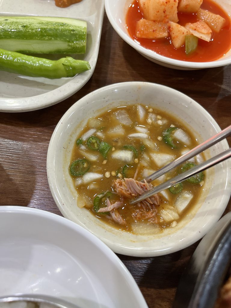 ソムンナン聖水カムジャタンお肉をタレにつけて食べると、また違った美味しさがあります