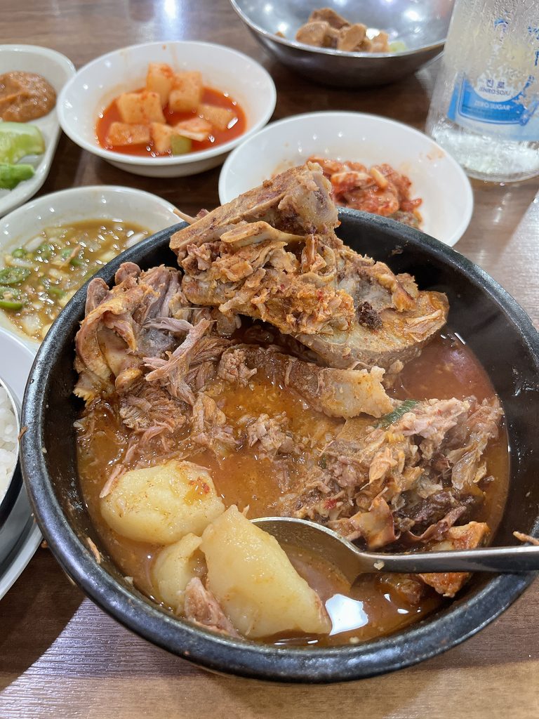 ソムンナン聖水カムジャタンジャガイモはスープの旨味がしっかりと染み込んでいて、ほくほくです