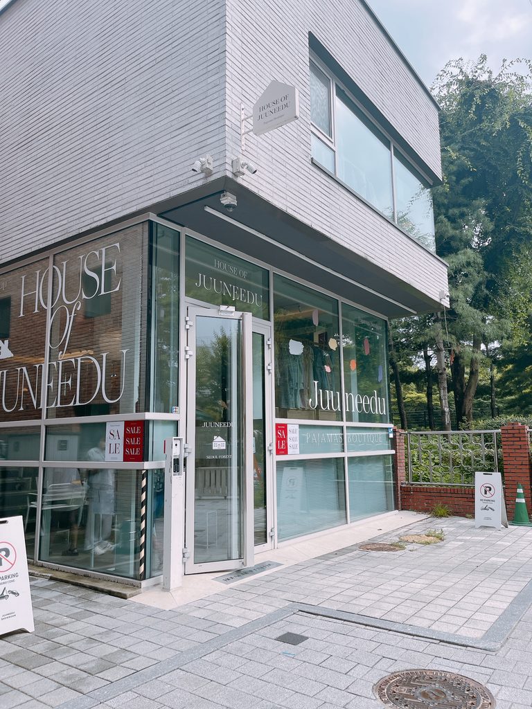 Juuneeduショールーム ソウルの森店見上げた外観はシンプルでスタイリッシュな印象でした