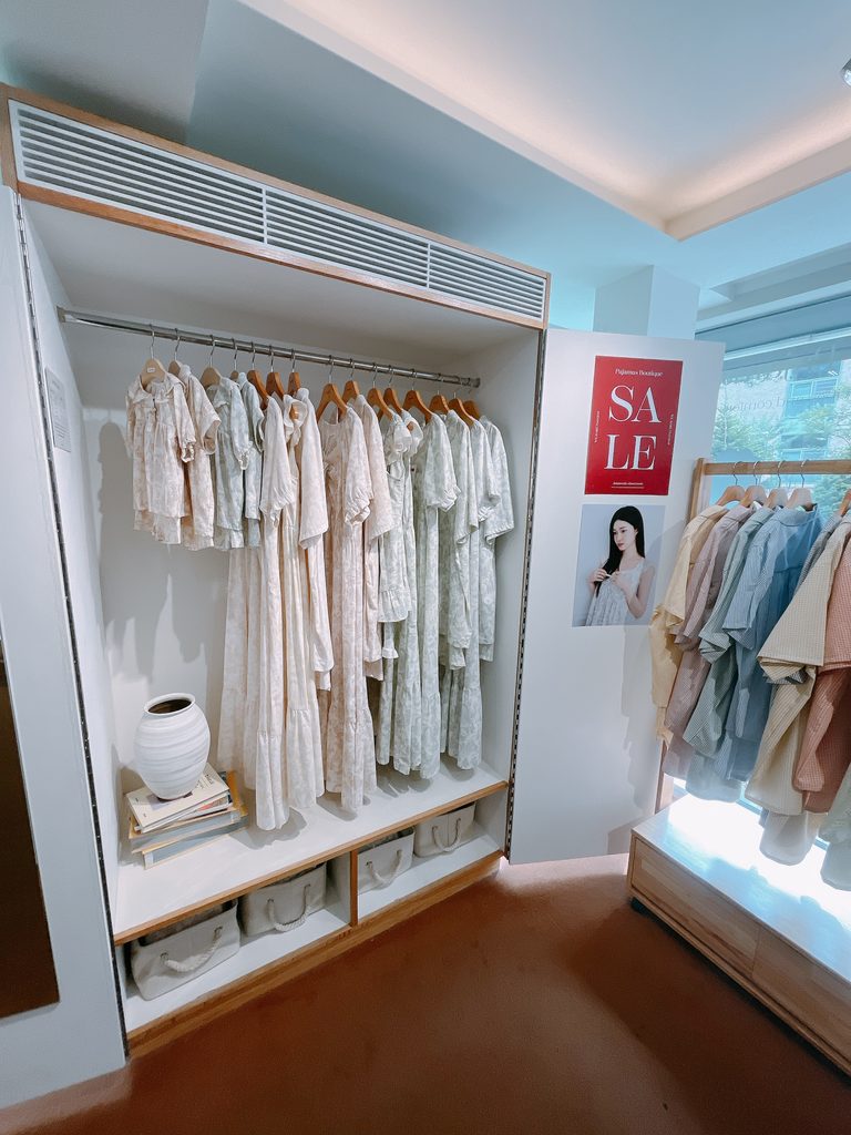 Juuneeduショールーム ソウルの森店デザインも豊富で、定番のパンツスタイルからワンピースタイプまで揃っています