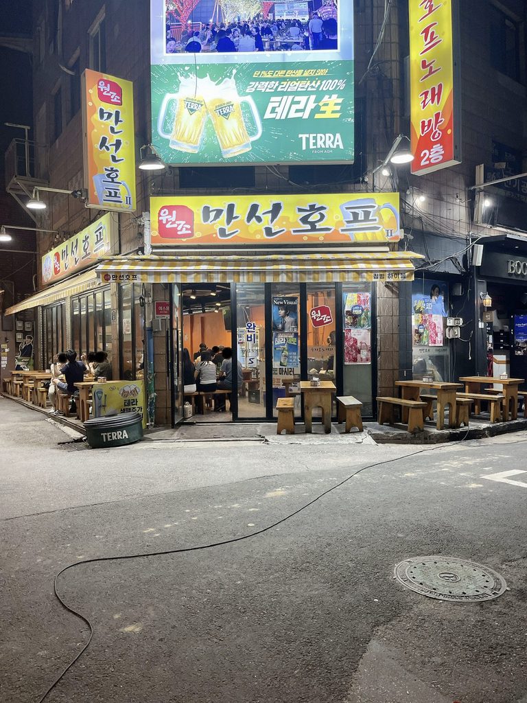 ソウルヤジャン&飲み歩きエリアガイドお店の敷地内や軒先に整然と席を出すスタイルの「ヒップチロ」