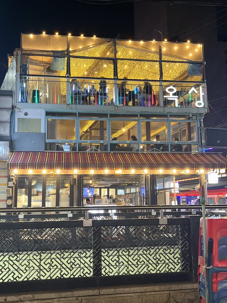 ソウルヤジャン&飲み歩きエリアガイドキラキラ輝く3階建てのビルが、人気のホフ(居酒屋)『옥상(オクサン)』です