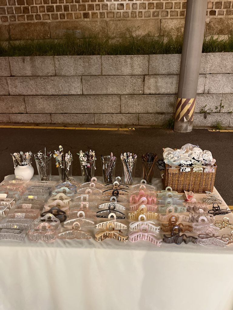 ソウルヤジャン&飲み歩きエリアガイド石垣沿いでは散策しながら楽しめる可愛い小物やアクセサリーの露店にも出会えます