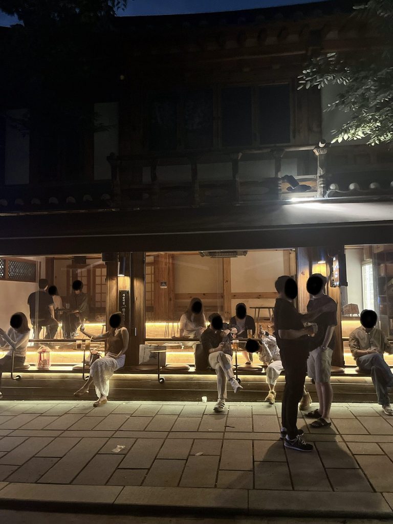 ソウルヤジャン&飲み歩きエリアガイド石垣道に向かって縁側や開放的なテラス席を設けた
カフェ&パブ「ソスンラギル 韓屋カフェ」です