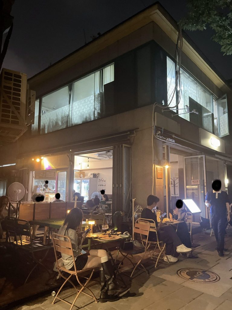 ソウルヤジャン&飲み歩きエリアガイド一軒家のような佇まいで、開放感あふれる「Hee's Pub」です