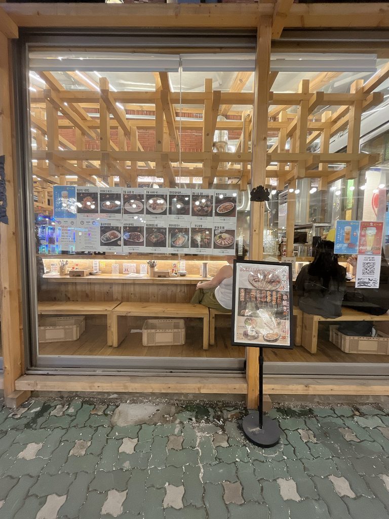 ソウルヤジャン&飲み歩きエリアガイド伝統的な木組み格子がおしゃれな益善洞周辺の洗練された店舗スタイル