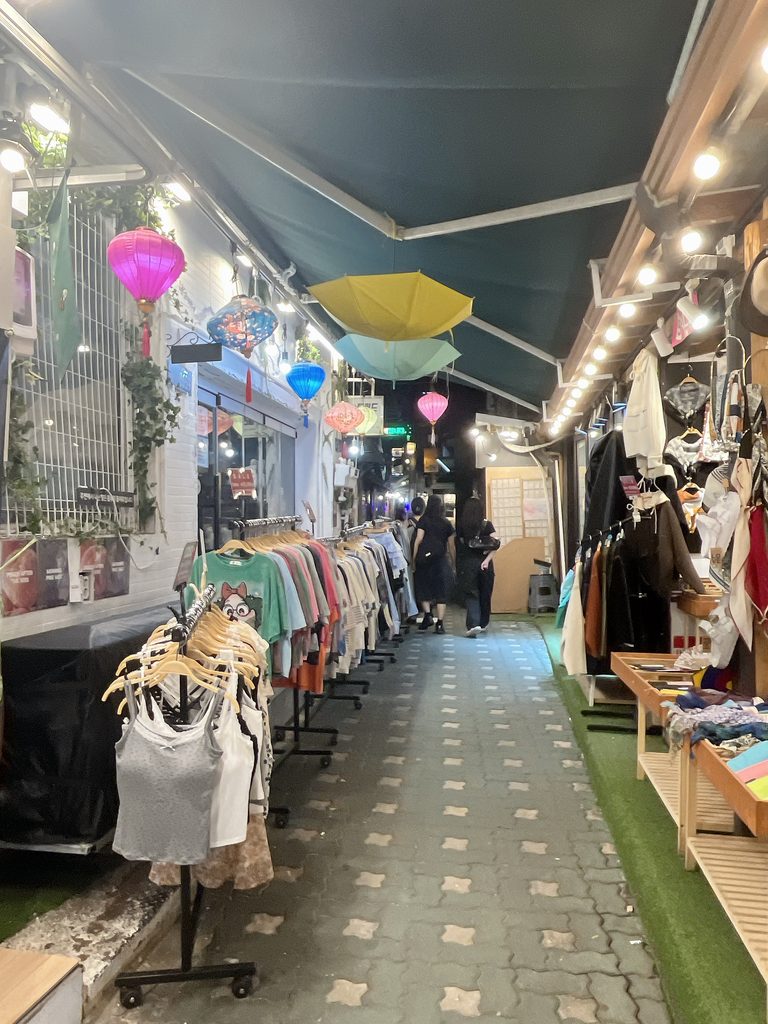 ソウルヤジャン&飲み歩きエリアガイドライトアップされた夜の益善洞周辺の可愛いお店