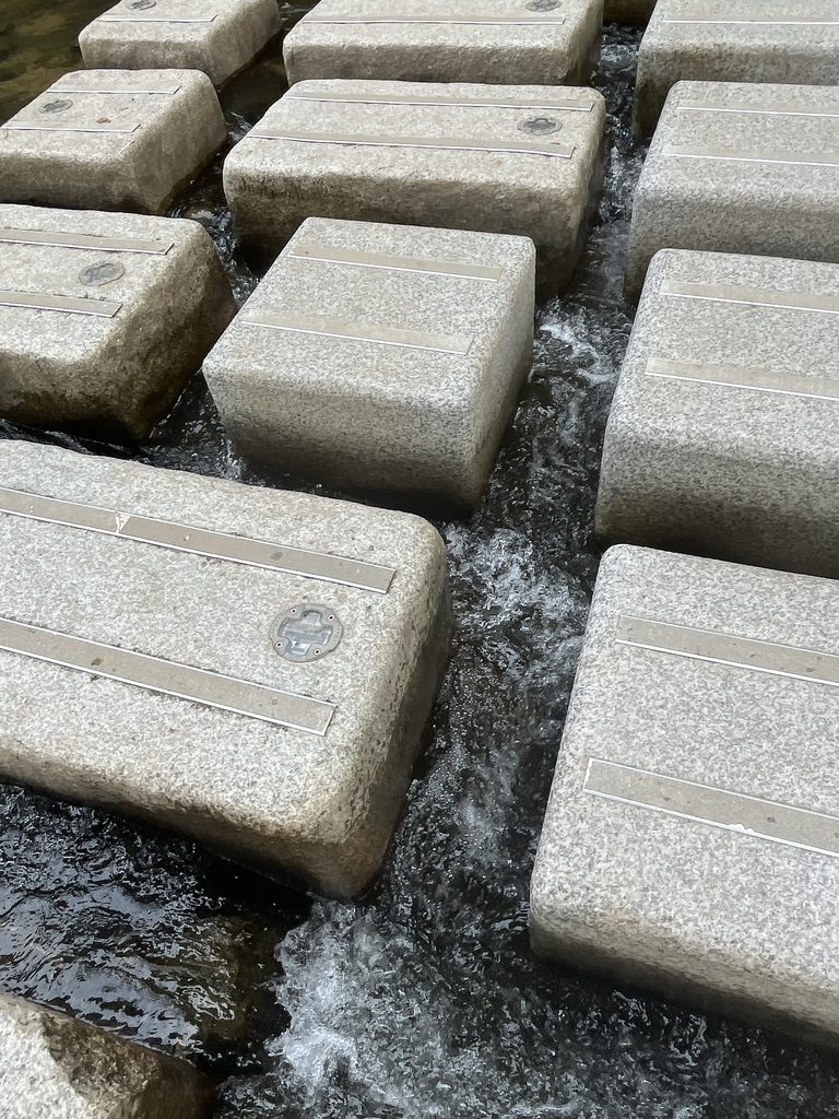 「西大門弘済滝（서대문 홍제폭포）」と「Cafe Pokpo（카페 폭포）」水面が思っていたよりも流れがあり、少しドキドキしながら渡りました