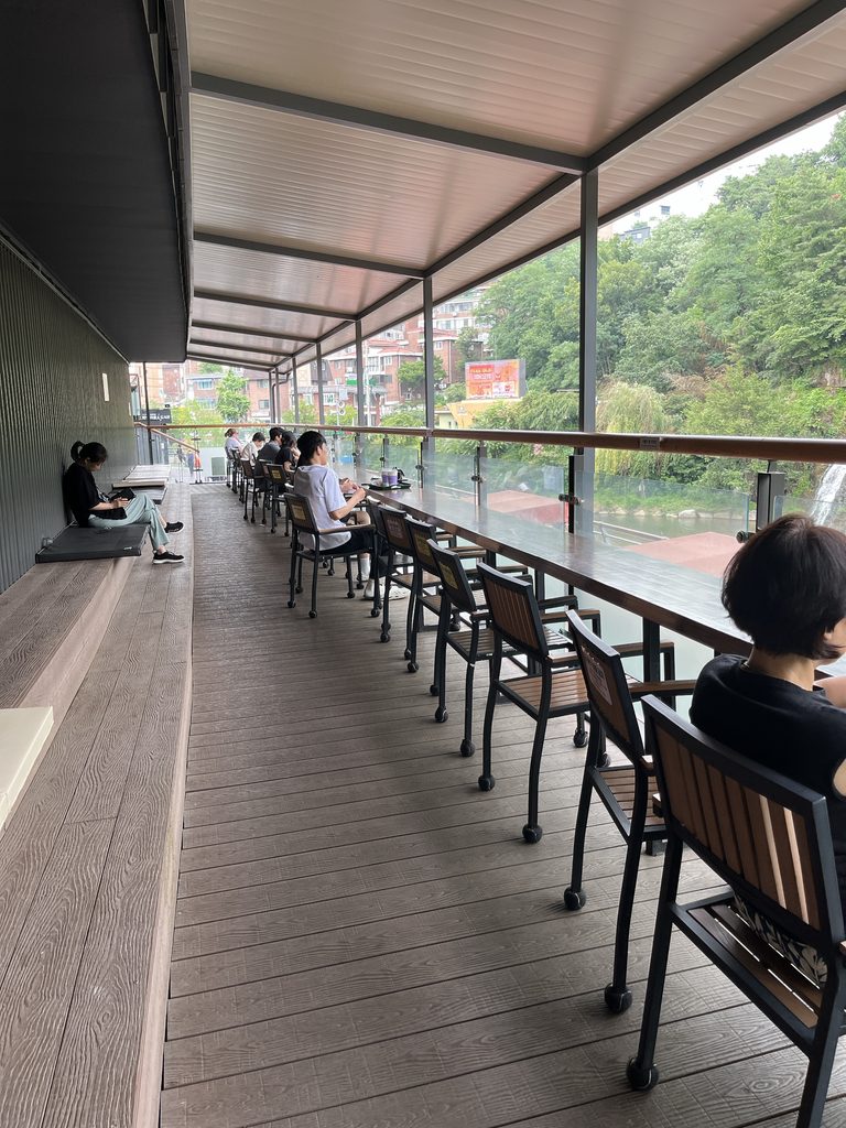 「西大門弘済滝（서대문 홍제폭포）」と「Cafe Pokpo（카페 폭포）」日差しを避けながら外の景色を眺められる
カウンター席やベンチスペースも充実しています