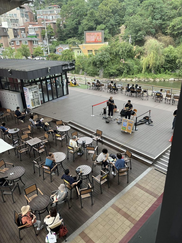 「西大門弘済滝（서대문 홍제폭포）」と「Cafe Pokpo（카페 폭포）」屋外で路上ライブも開催されておりました