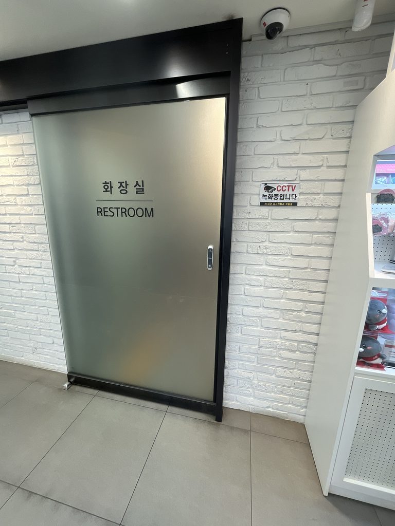「西大門弘済滝（서대문 홍제폭포）」と「Cafe Pokpo（카페 폭포）」店内には綺麗に管理されたお手洗いもあり散策の途中で立ち寄るときにも嬉しいポイントです