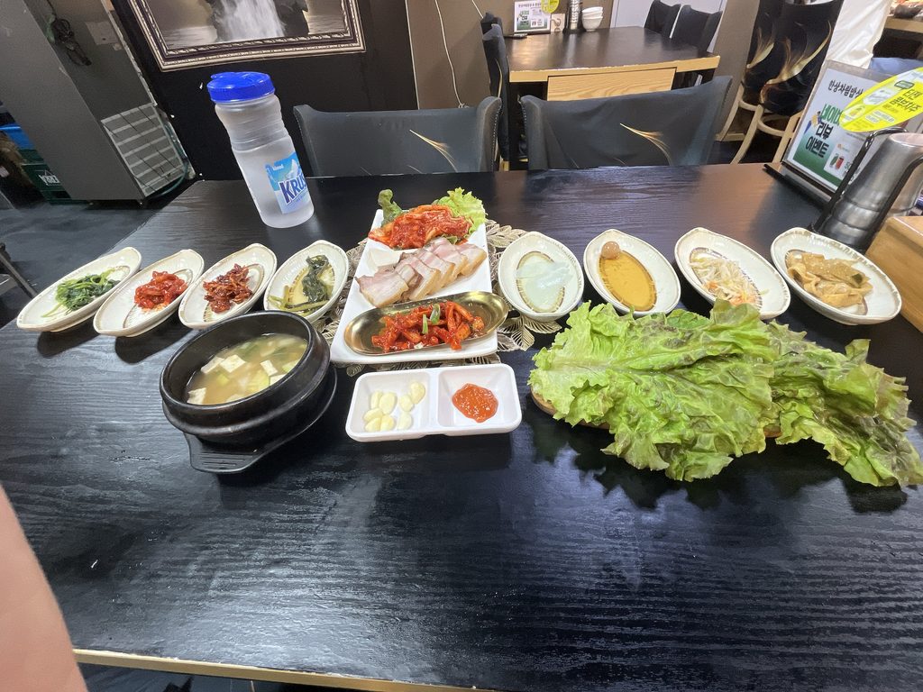 ハンサンチャリムパプサン（한상차림밥상）ポッサム店どんどんポッサムやお料理が運ばれ始めました