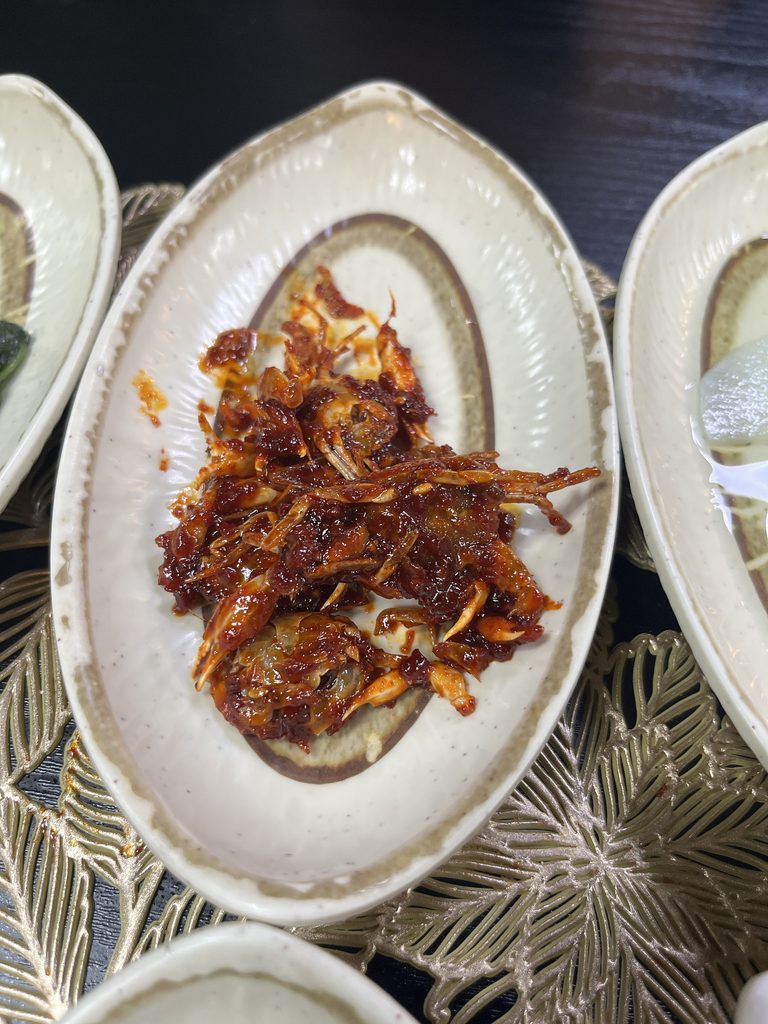 ハンサンチャリムパプサン（한상차림밥상）ポッサム店小さなカニを丸ごと香ばしく炒めた『チルゲ・ポックム』です