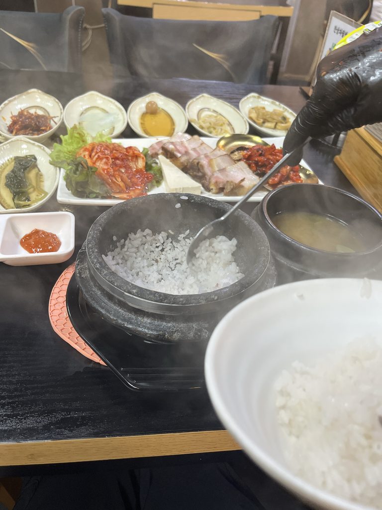 ハンサンチャリムパプサン（한상차림밥상）ポッサム店石釜からご飯をよそってくださり、お湯を注いでおこげ湯の準備までしてくださいました