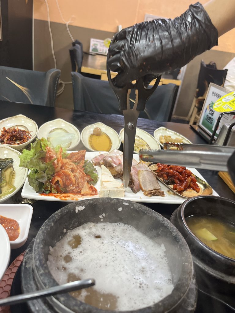 ハンサンチャリムパプサン（한상차림밥상）石釜にお湯を注いで蓋をしておくと、「ヌルンジ（おこげ湯）」が完成します