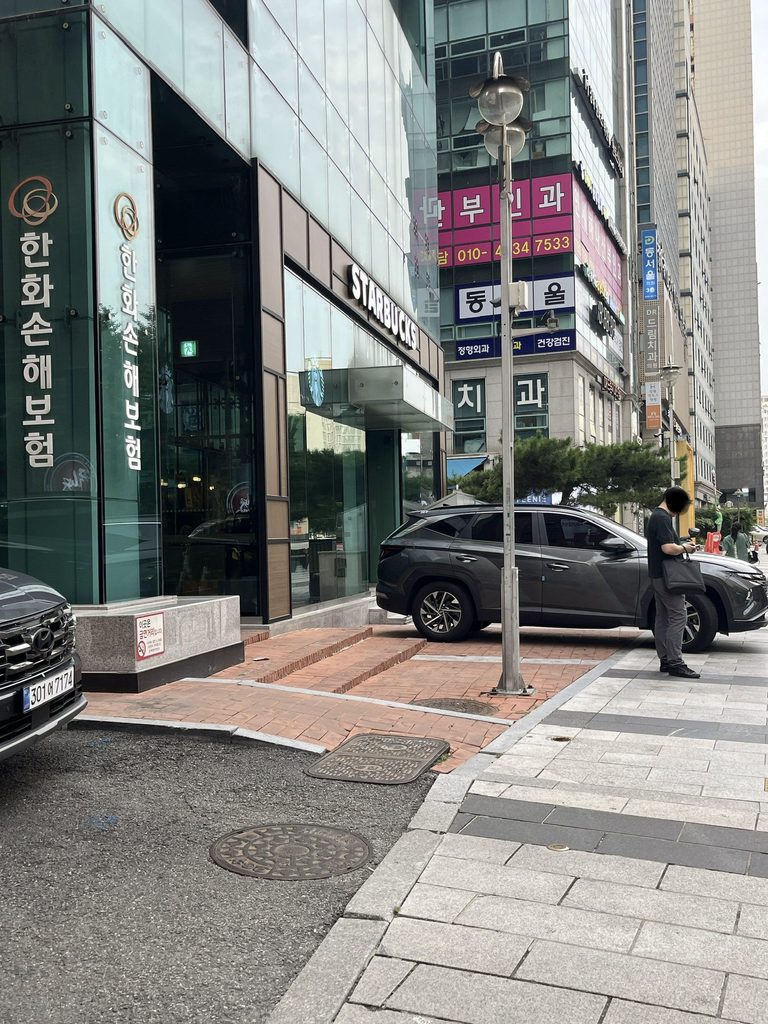 ハンサンチャリムパプサン（한상차림밥상）ポッサム店新設洞駅3番出口を出て直進すると左手に見えてくるスターバックスがひとつ目の曲がり角の目印です