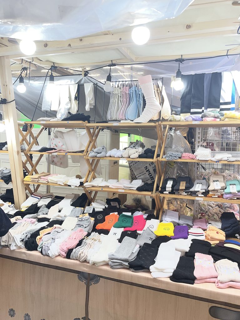 アンニョン仁寺洞靴下やスカーフなどの店舗も見かけました