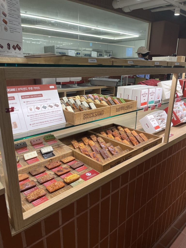 アンニョン仁寺洞BRICKSANDはレンガの形をした可愛いフィナンシェの専門店です