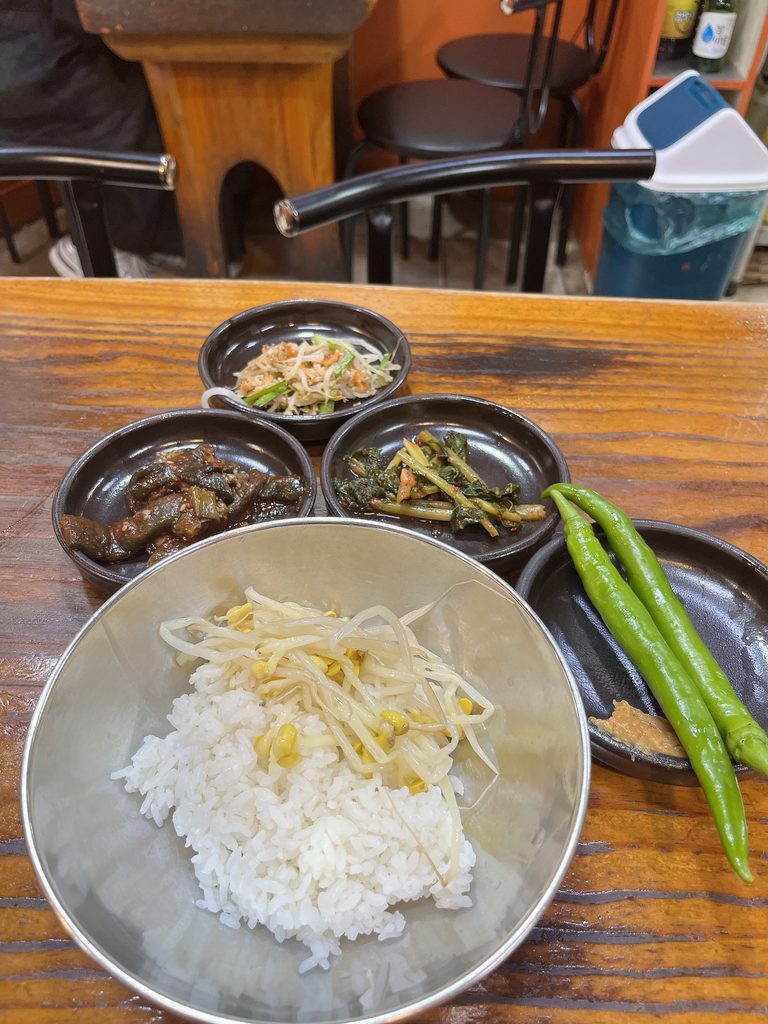 鍾路3街 トゥッペギチプ|すぐにパンチャン(おかず)とご飯のボウルがテーブルへ届きました