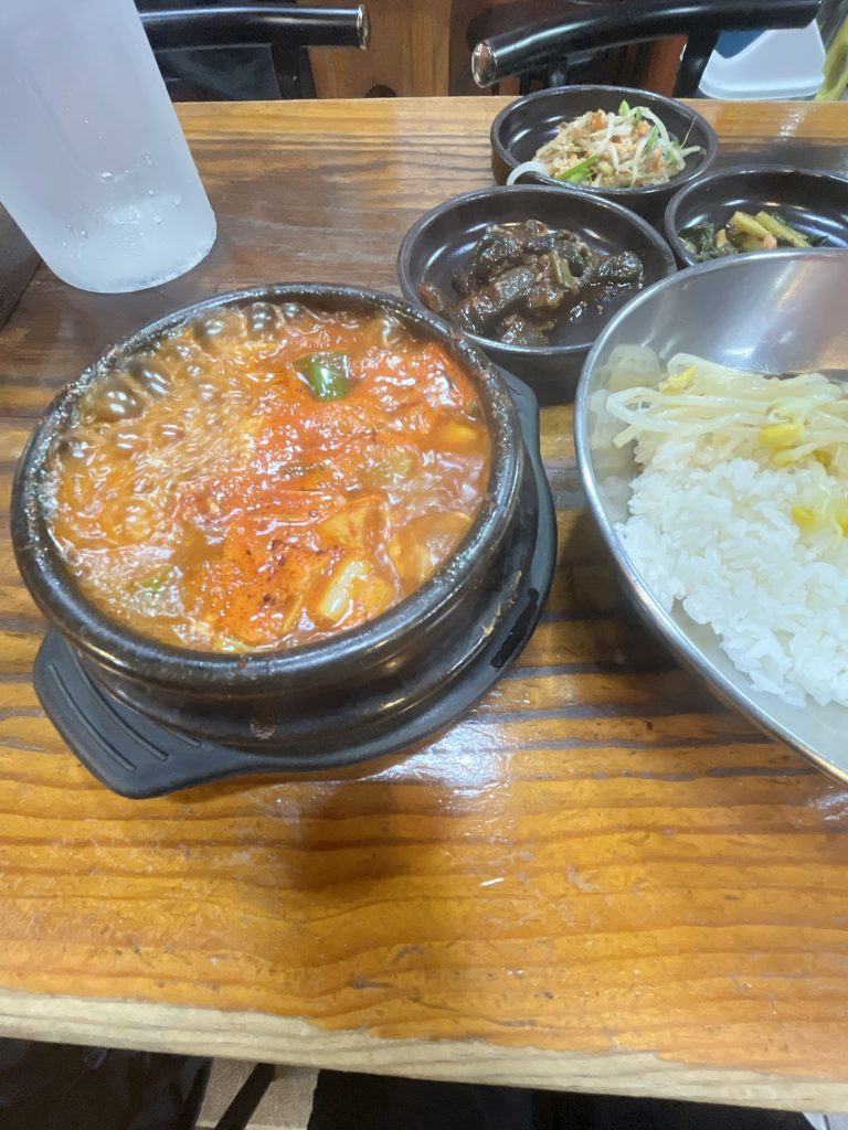 鍾路3街 トゥッペギチプ|テーブルに運ばれてきてからも激しくグツグツと煮立っています
