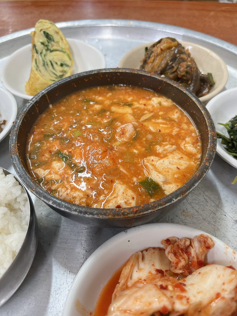 広蔵市場スンウネ食堂｜熱々のスンドゥブチゲもたっぷり入ってます